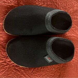 Gently worn Stegmann’s  wool slippers. Sz7.5